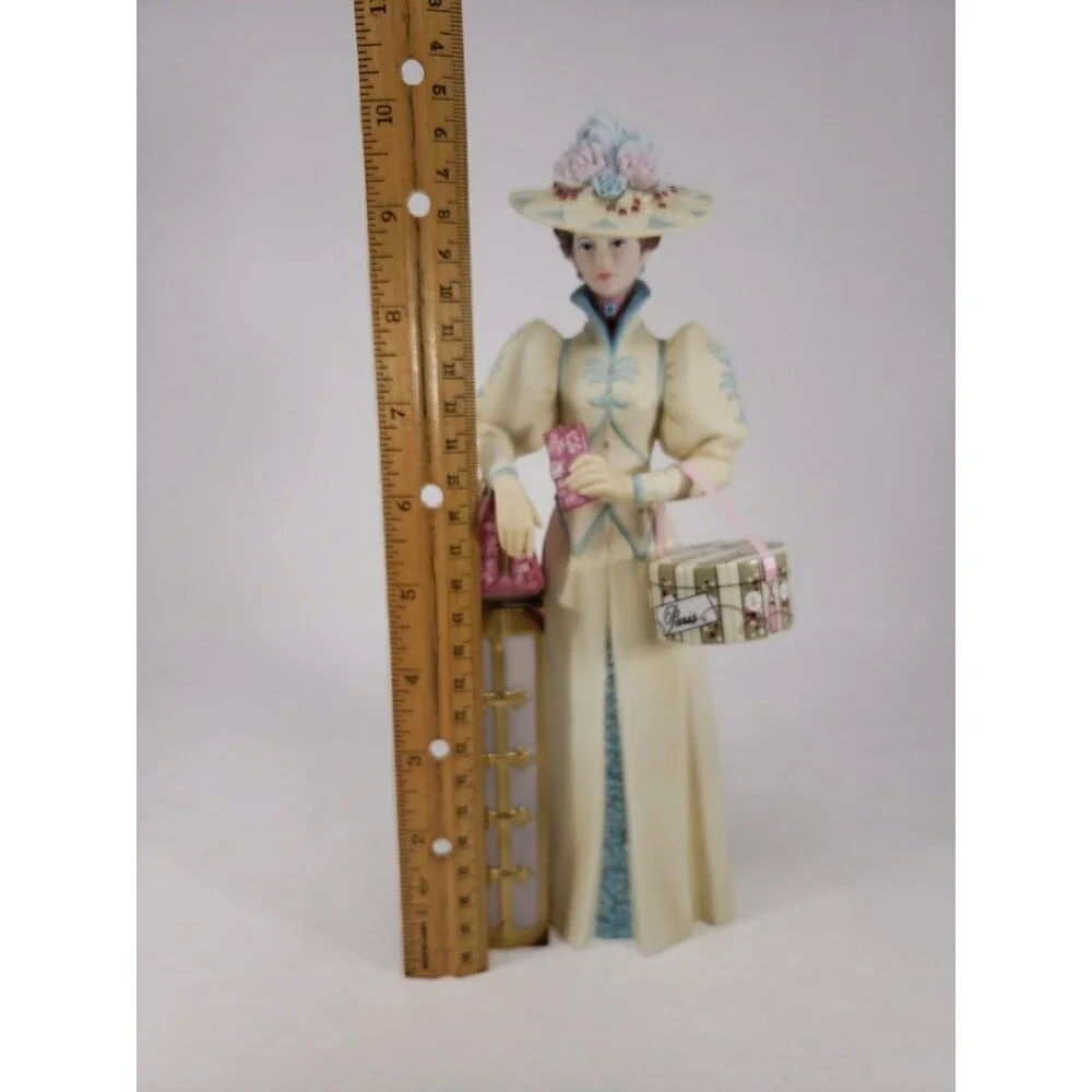 Avon Mrs Albee Award Figurine Statue 2002 in Box Representative President's Club